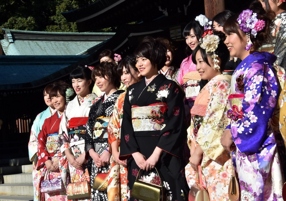  Các thiếu nữ Nhật Bản trong trang phục kimono truyền thống chụp ảnh kỷ niệm tại lễ trưởng thành ở đền Meiji, thủ đô Tokyo. (Nguồn: AFP/TTXVN) 