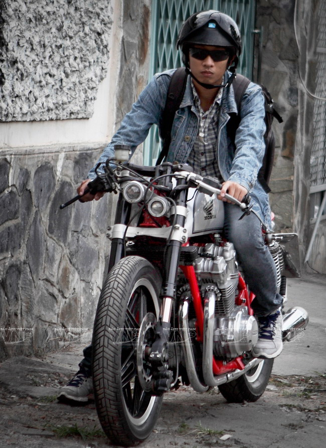 Honda CB750F đời 1981 được độ lại theo phong cách Café Racer đã gây ấn tượng mạnh với giới đam mê xe độ bởi chất phong trần và cá tính. (Ảnh: Nguyễn Luân/Báo ảnh Việt Nam)