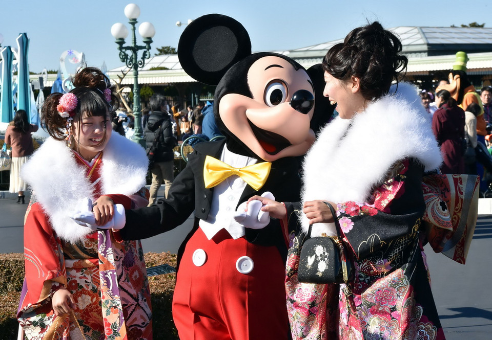 Các thiếu nữ Nhật Bản trong trang phục kimono truyền thống tại Lễ trưởng thành ở công viên Disney, Urayasu, ngoại ô thủ đô Tokyo ngày 12/1. (Nguồn: AFP/TTXVN) 