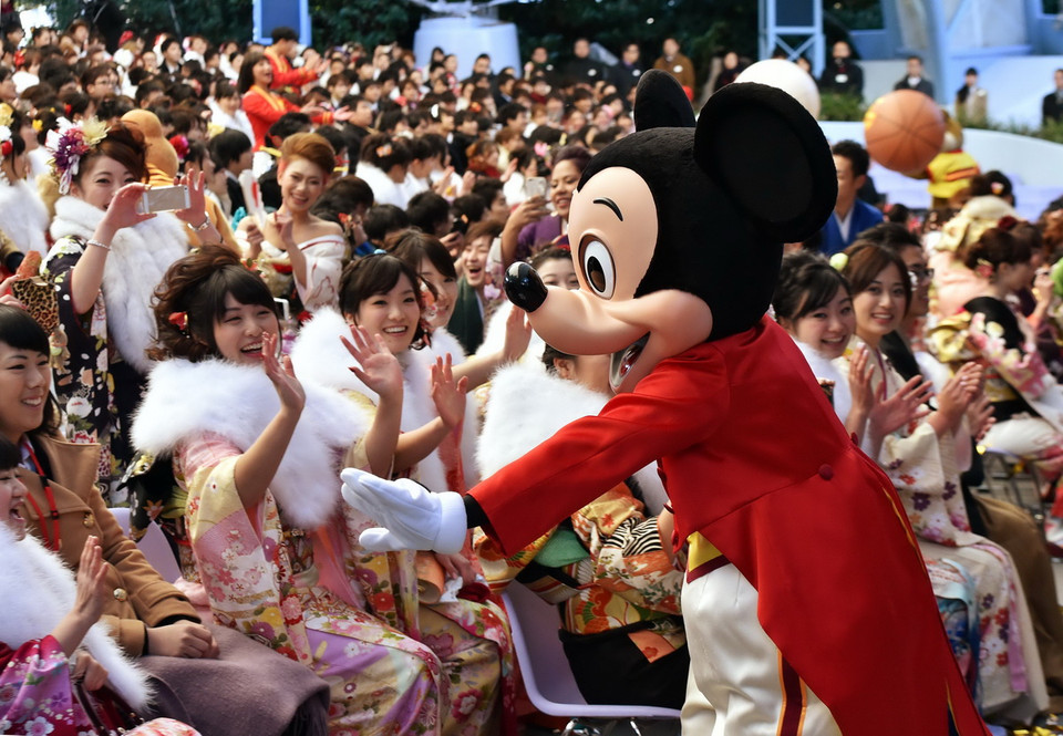 Các thiếu nữ Nhật Bản trong trang phục kimono truyền thống dự Lễ trưởng thành ở công viên Disney, Urayasu, ngoại ô thủ đô Tokyo ngày 12/1. (Nguồn: AFP/TTXVN) 