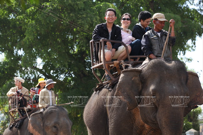 Nụ cười tươi rói trên lưng voi của khách du lịch tham quan bản Lắk. (Ảnh: Tất Sơn/Báo ảnh Việt Nam)