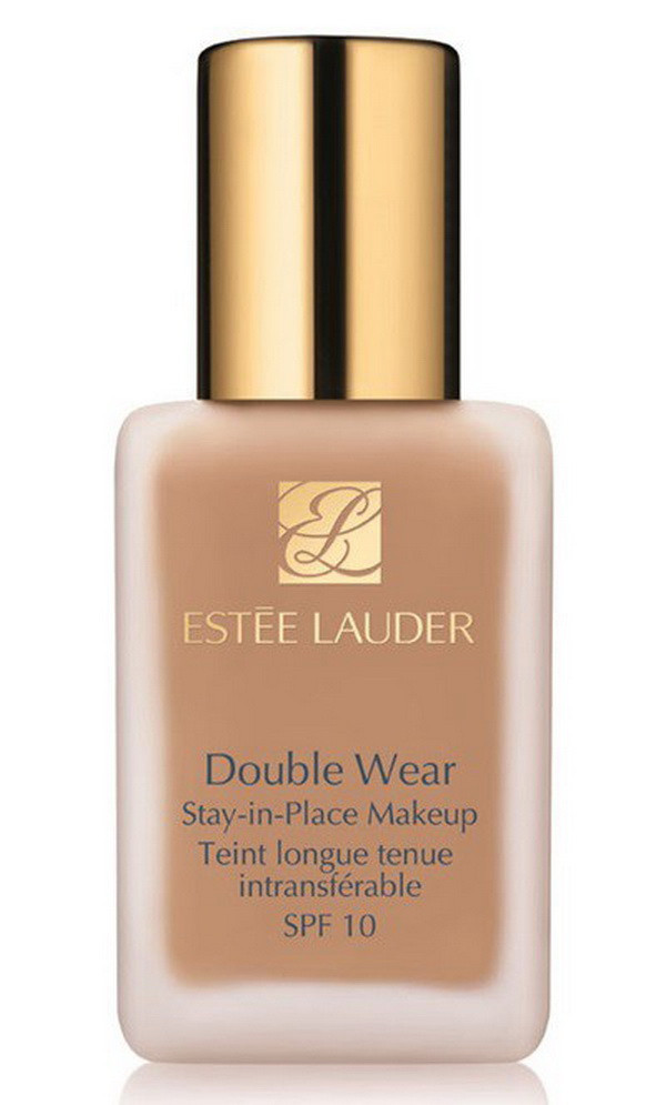 Một em bé đang thắp nến để tưởng niệm cho các nạn nhân tại Quảng trường Cộng hòa. (Ảnh: Bích Hà/Vietnamplus)