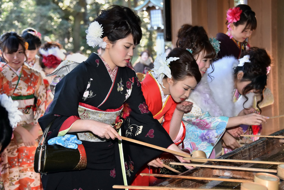 Các thiếu nữ Nhật Bản trong trang phục kimono truyền thống duyên dáng thực hiện một nghi thức tại lễ trưởng thành ở đền Meiji, thủ đô Tokyo ngày 9/1. (Nguồn: AFP/TTXVN) 