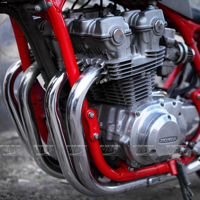 Khối động cơ “đồ sộ” của Honda CB750 được giữ nguyên với bốn xilanh dung tích 750cc. (Ảnh: Nguyễn Luân/Báo ảnh Việt Nam)