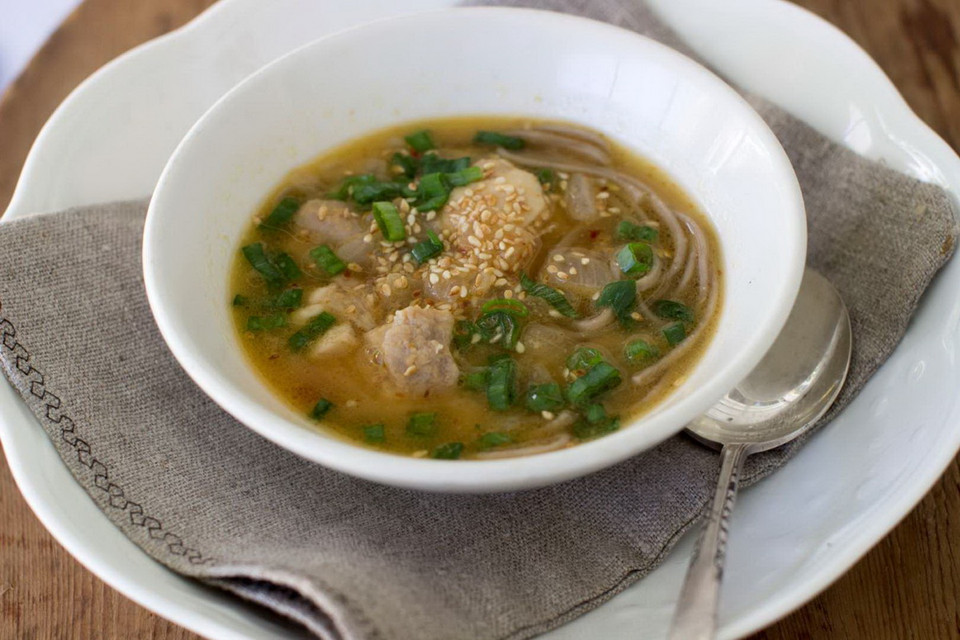 Ăn một bát súp trước bữa chính sẽ giúp vị giác được thỏa mãn, đánh lừa não khiến bạn không còn cảm giác đói và thèm ăn như trước. (Nguồn: AP)