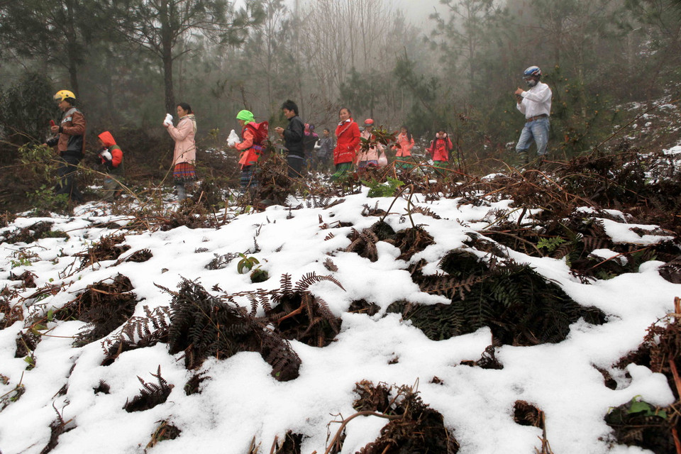 Còn hơn còn 2h nữa mới đến thời điểm bắt đầu cuộc tuần hành, nhưng Quảng trường Cộng hòa đã chật cứng. Tấm biểu ngữ căng to màu đen chính giữa phần thân tượng đài có dòng chữ "Tôi tư duy nên tôi là Charlie." Câu này là lối chơi chữ dựa theo câu nói nổi tiếng của nhà triết học người Pháp René Descartes "Tôi tư duy là tôi tồn tại." Cánh tay cầm đuốc của bức tượng người phụ nữ bên trái buộc giải băng đen như thể để tăng cho các nạn nhân bị các tên khủng bố sát hại. (Ảnh: Bích Hà/Vietnamplus)