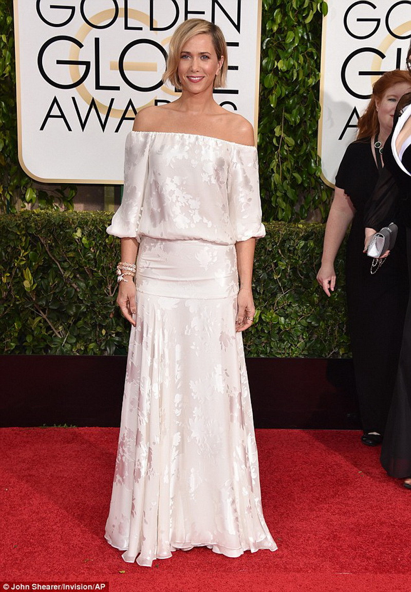 Kristen Wiig diện váy lụa tham dự buổi lễ.