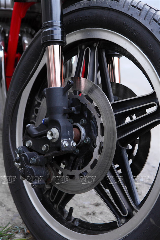 Giảm xóc trước nguyên bản thay thế bằng loại hành trình ngược (Up Side Down) hiện đại hơn kết hợp cùng má phanh Tokico hai đĩa. (Ảnh: Nguyễn Luân/Báo ảnh Việt Nam)