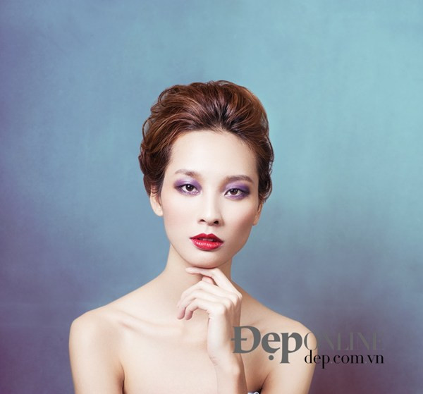 Họa sĩ Hervé Rousseau, một người bạn của họa sĩ vẽ tranh biếm họa Jean Cabu vừa bị sát hại, cho biết, anh vẽ bạn mình đang cười và cho thêm đôi cánh để bạn luôn ở bên anh. (Ảnh: Bích Hà/Vietnamplus)