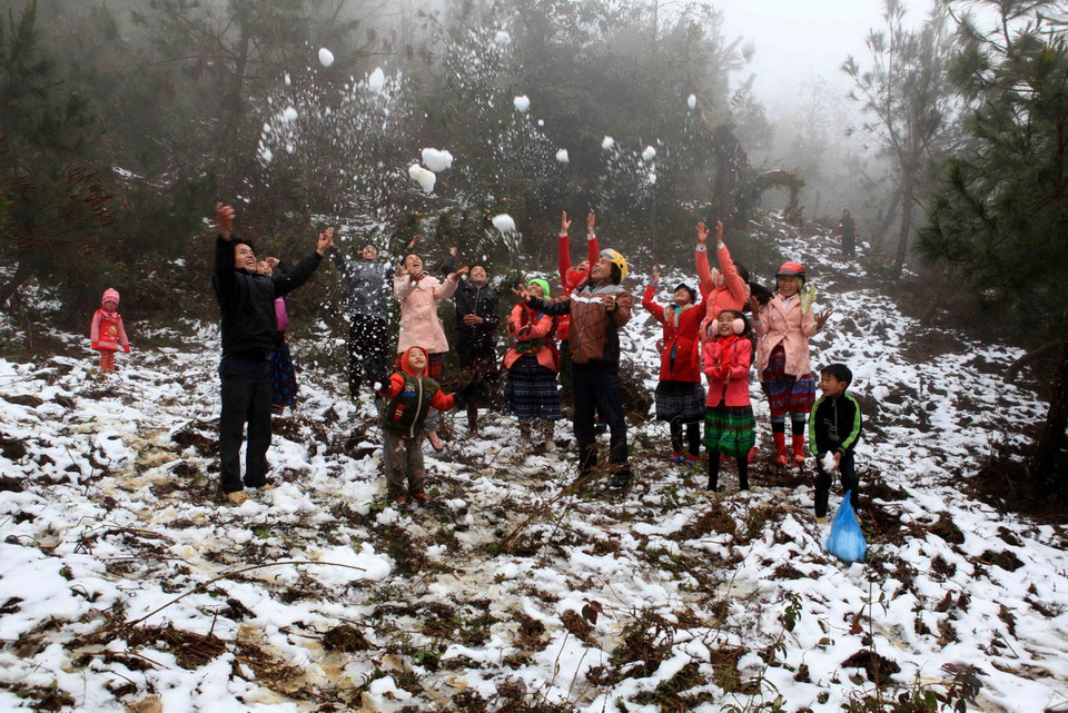 Một người đàn ông mang theo biểu ngữ: "Tôi là người Do thái, người Hồi giáo, người Thiên chúa giáo-Tôi là nước Pháp." (Ảnh: Bích Hà/Vietnamplus)