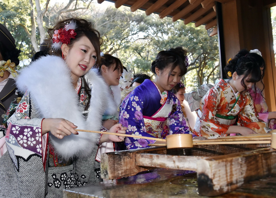 Các thiếu nữ Nhật Bản trong trang phục kimono truyền thống duyên dáng thực hiện một nghi thức tại lễ trưởng thành tại đền Meiji, thủ đô Tokyo ngày 9/1. (Nguồn: AFP-TTXVN)