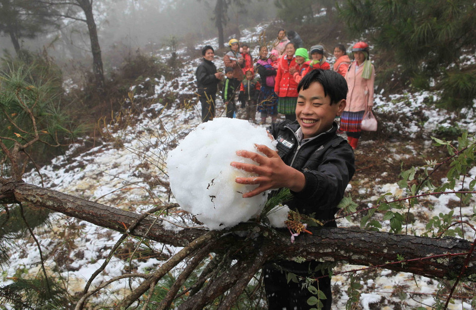 Nhiều người tuần hành tay giương cao cờ và biểu ngữ đứng lên phần chân tượng đài ở trung tâm Quảng trường Cộng hòa. (Ảnh: Bích Hà/Vietnamplus)