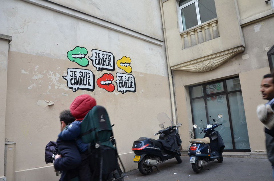 Khẩu hiệu "Tôi là Charlie" và nụ cười ngạo nghễ được in lên tường trên đường phố Paris. (Ảnh: Bích Hà/Vietnamplus)