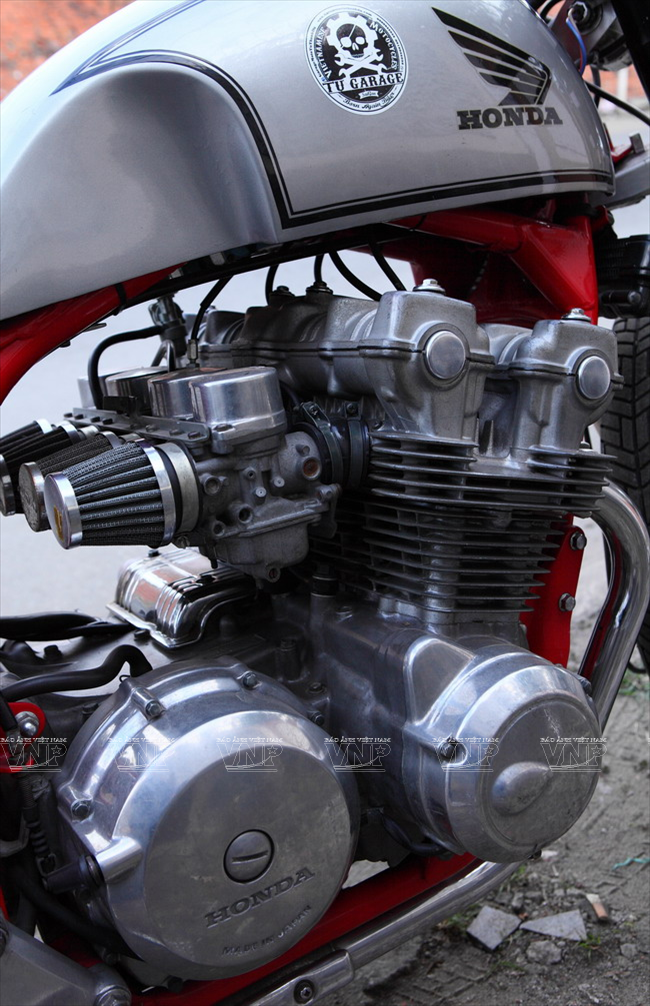 Phần lốc máy và các nắp đầu xilanh đã được xi mạ và đánh bóng cho đẹp hơn. (Ảnh: Nguyễn Luân/Báo ảnh Việt Nam)