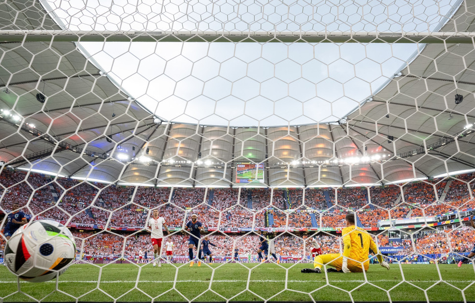 Pha cứu thua không thành của thủ môn Ba Lan Wojciech Szczesny. (Ảnh: THX/TTXVN)