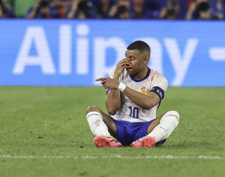 Tiền đạo tuyển Pháp Kylian Mbappe bị thương sau va chạm với hậu vệ Áo Kevin Danso ở trận ra quân bảng D, ngày 17/6/2024. (Ảnh: THX/TTXVN)