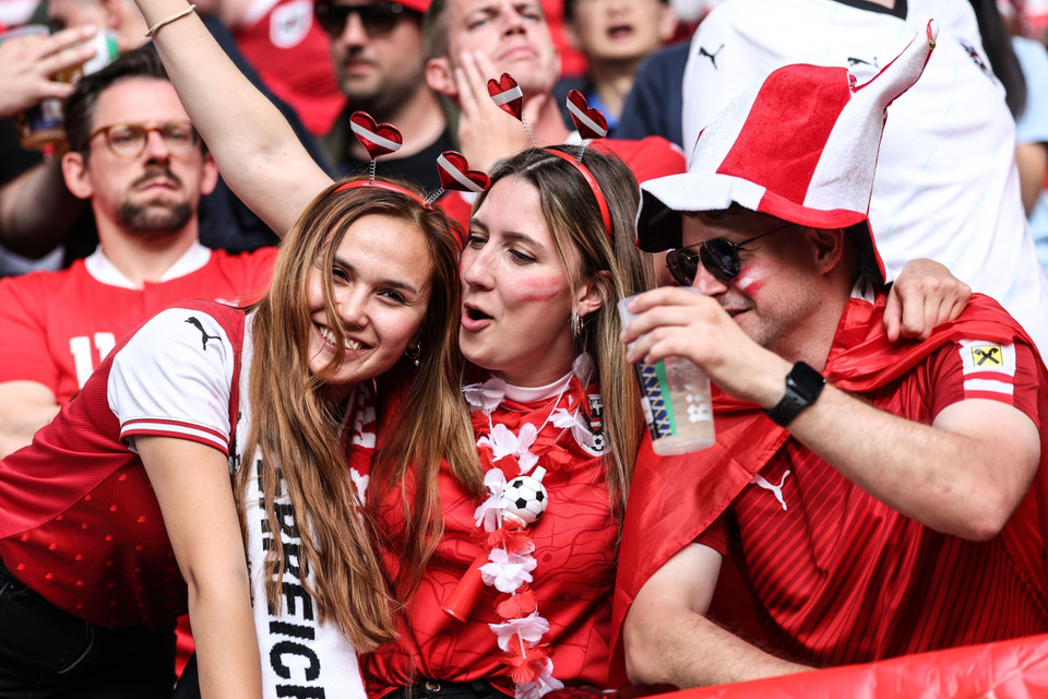 Cổ động viên Áo trên khán đài sân Duesseldorf Arena. (Ảnh: THX/TTXVN)