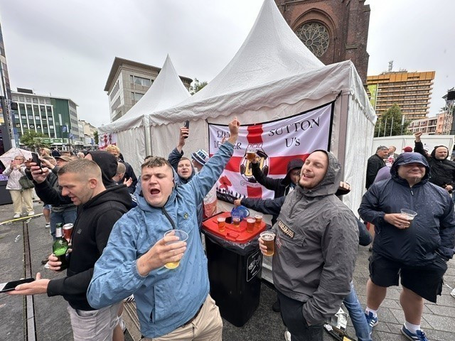 Cổ động viên Anh đổ về trung tâm thành phố Gelsenkirchen (Cộng hòa Liên Bang Đức). (Ảnh: Anh Ngọc/TTXVN)