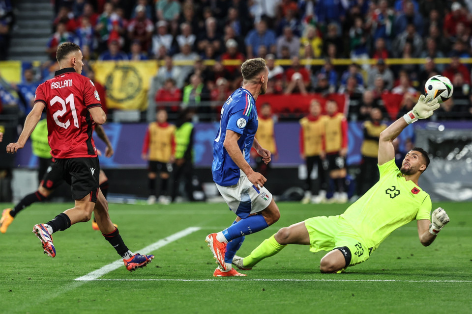 Tiền vệ Italy Davide Frattesi (giữa) sút bóng về phía khung thành tuyển Albania. (Ảnh: THX/TTXVN)