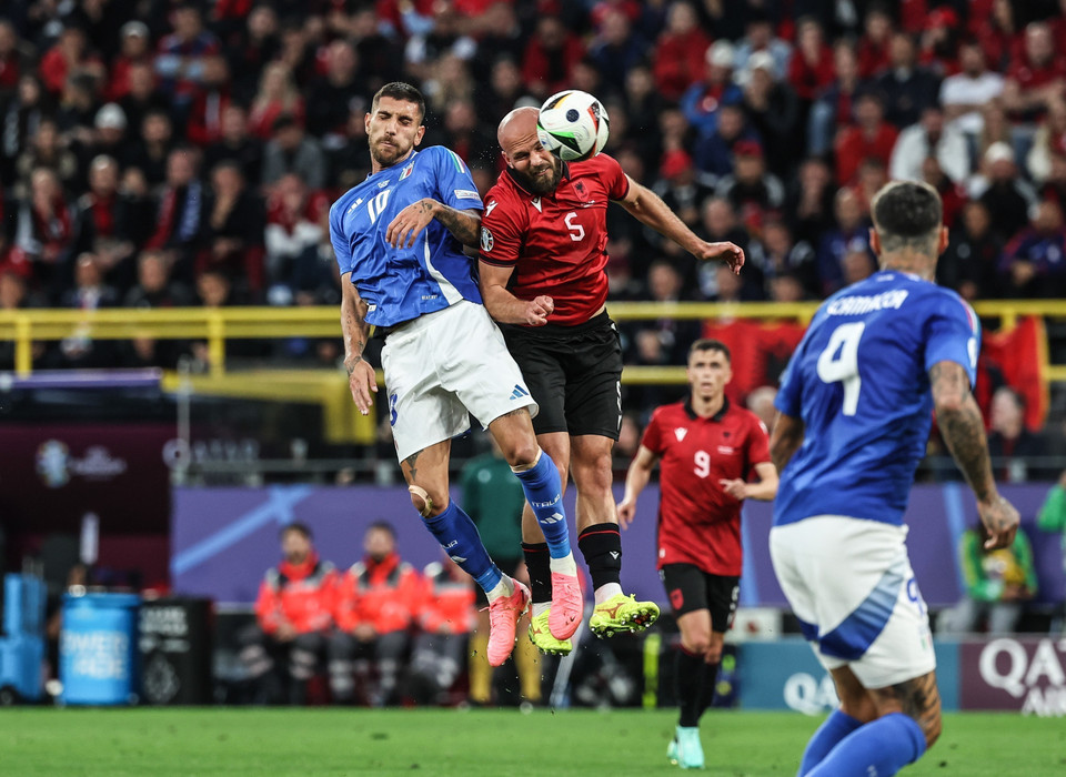 Tiền vệ Italy Gianluca Scamacca (trái) nỗ lực tranh bóng bổng với Arlind Ajeti, hậu vệ tuyển Albania. (Ảnh: THX/TTXVN)