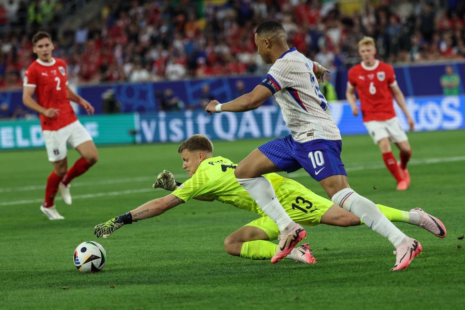 Pha cứu thua của thủ thành đội tuyển Áo Patrick Pentz (số 13). (Ảnh: THX/TTXVN)