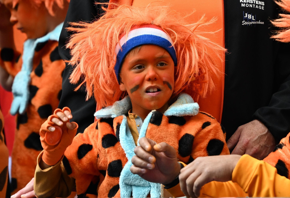 Cổ động viên Hà Lan trên khán đài sân Volksparkstadion. (Ảnh: THX/TTXVN)