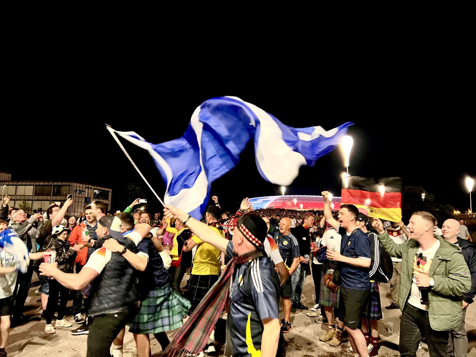 Dù thua trong trận ra quân, nhưng đội tuyển Scotland có màn ăn mừng bàn thắng duy nhất khá ấn tượng. (Ảnh: Phương Hoa/TTXVN)