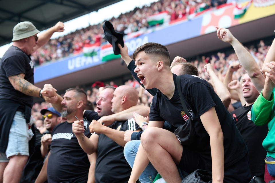 Các cổ động viên trên khán đài theo dõi trân Thụy Sĩ (áo đỏ) gặp tuyển Hungary. (Ảnh: THX/TTXVN)