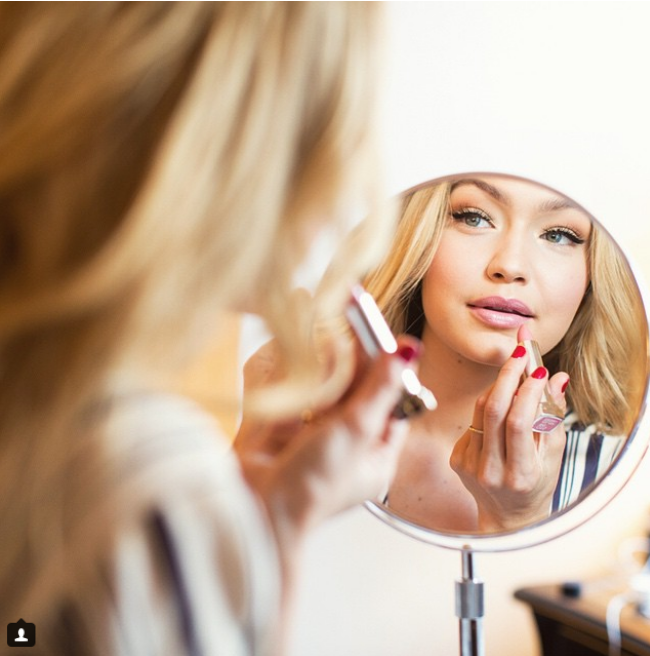 Gigi tại MET Gala 2015: vẫn giữ kiểu trang điểm tự nhiên không cầu kì, cô nàng cuốn hút như một nữ thần thực thụ.