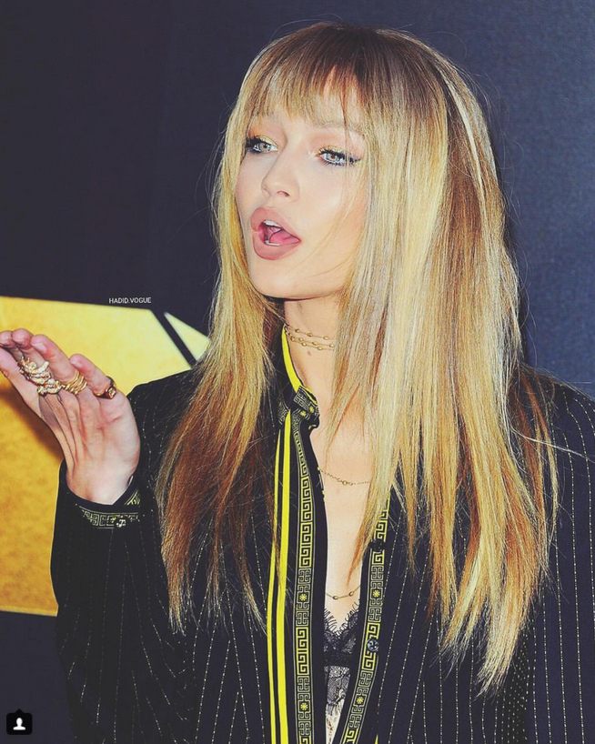 Đây được coi như một trong những hình ảnh đột phá của Gigi khi cô nàng xuất hiện với tóc duỗi mái bằng cá tính và sử dụng phấn mắt màu lấp lánh làm điểm nhấn cho toàn bộ gương mặt.