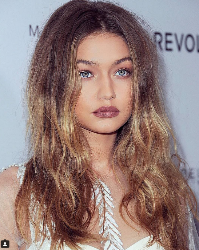 Màu son nude của Gigi trong hình bao gồm: kẻ viền môi của Maybelline màu Toast và son Maybelline Nude Thrill. Mặc dù chỉ là những sản phẩm drugstore giá rẻ nhưng màu son này của Gigi chính là bản 'dupe' của màu Dolce K từ Kylie Cosmetics.