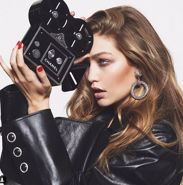 Đây có thể coi là phong cách trang điểm quen thuộc của Gigi. Do sở hữu một khuôn mặt khá tròn trịa nên cô nàng sử dụng bronzer, contour khá nhiều để tạo góc cạnh cho khuôn mặt. Bên cạnh đó, highlight và phấn mắt màu đồng cũng được ưa dùng để tạo vẻ ngoài bóng sáng như làn da được hôn bởi mặt trời.