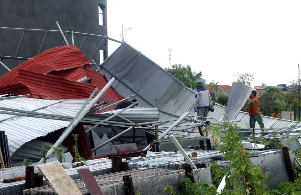 Người dân thành phố Hưng Yên khắc phục thiệt hại sau bão. (Ảnh: Đinh Văn Nhiều/TTXVN)