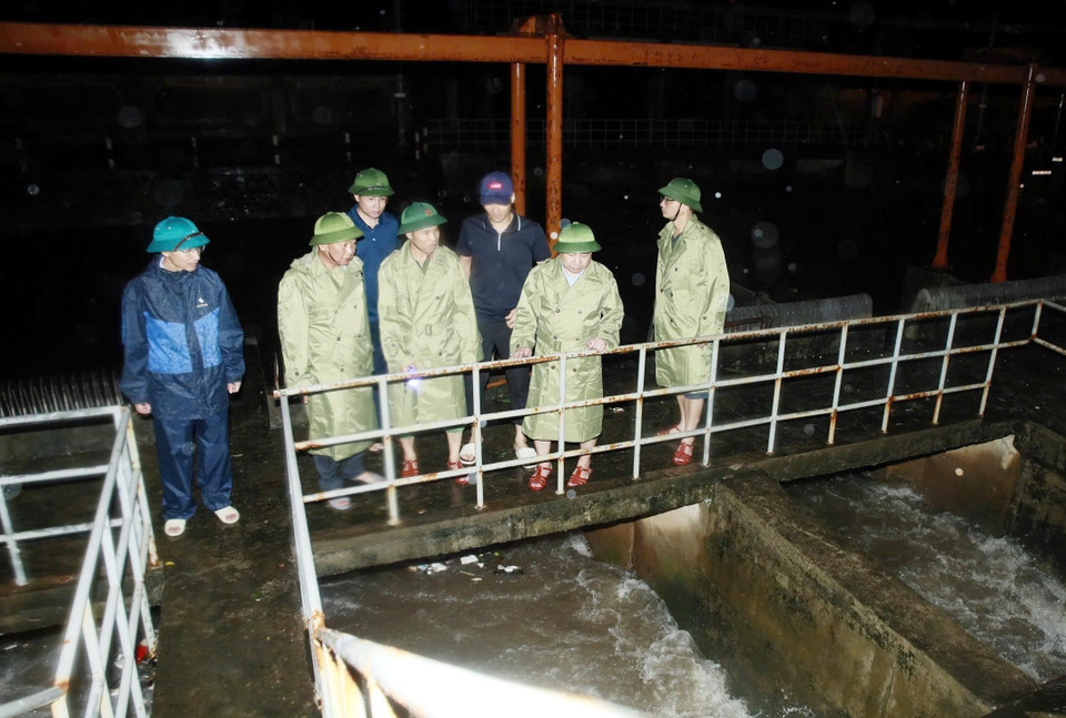 Chủ tịch Ủy ban Nhân dân thành phố Nam Định Nguyễn Tiến Dũng kiểm tra công tác tiêu thoát nước tại trạm bơm Kênh Gia và trạm bơm Quán Chuột, thành phố Nam Định. (Ảnh: Thái Thuần/TTXVN)