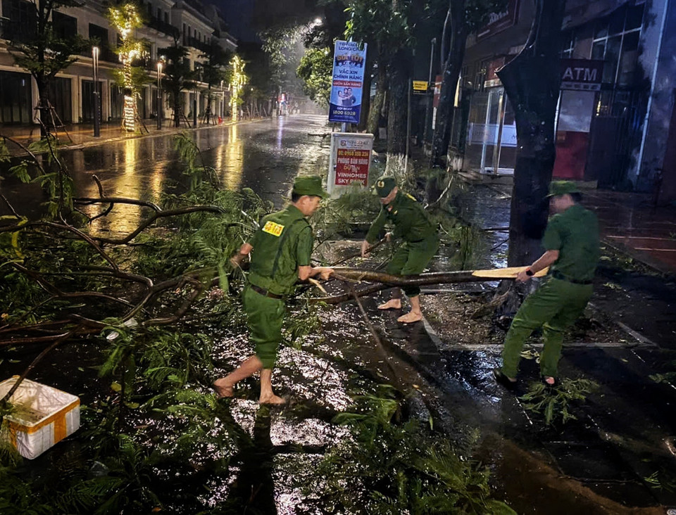 Lực lượng công an thành phố Bắc Giang hỗ trợ người dân khắc phục hậu quả của bão. (Ảnh: TTXVN phát)