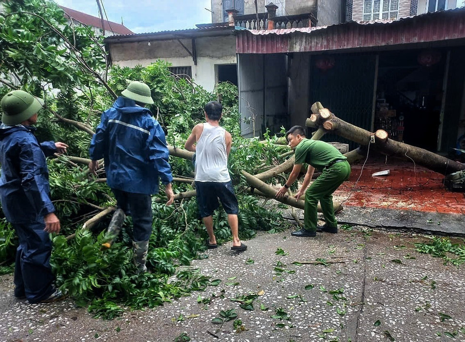 Lực lượng công an thành phố Bắc Giang khẩn trương cùng người dân khắc phục hậu quả của bão. (Ảnh: TTXVN phát)