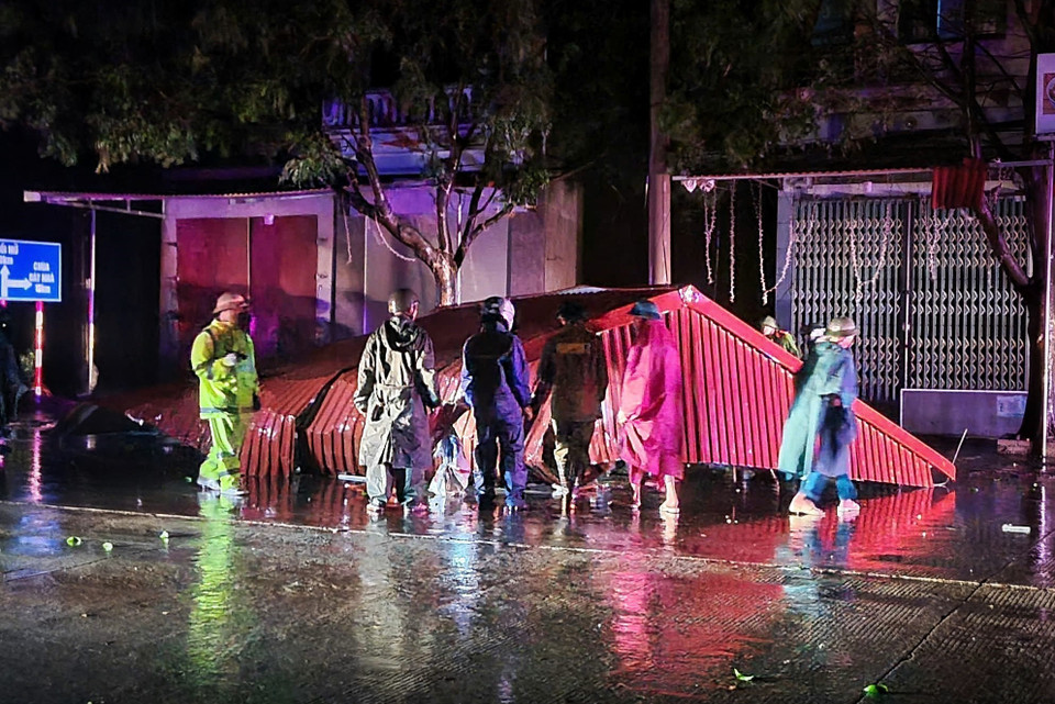 Công an Bắc Giang hỗ trợ người dân và khắc phục hậu quả do bão gây ra. (Ảnh: TTXVN phát)