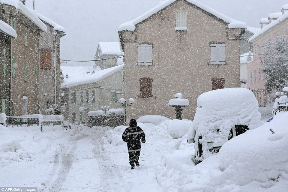 Một nhân viên cứu hỏa chạy trong tuyết ở La Porta, bờ biển Địa Trung Hải. (Nguồn: Dailymail)