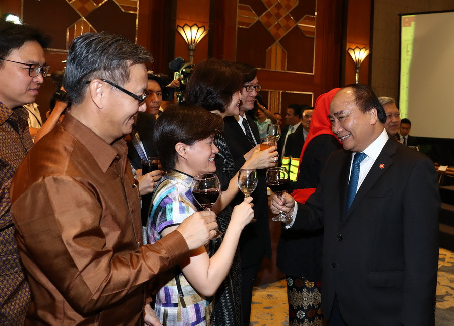  Thủ tướng Nguyễn Xuân Phúc và các đại biểu. (Ảnh: Thống Nhất/TTXVN)