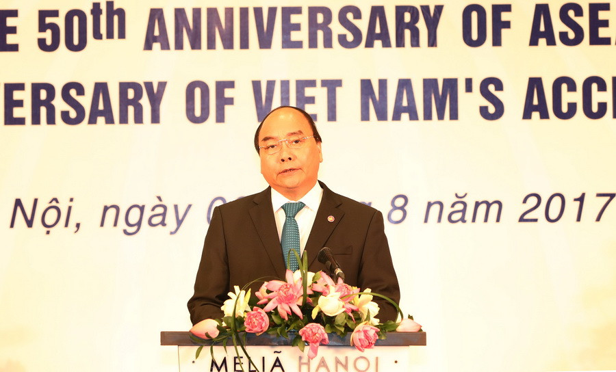 Tối 8/8/2017, tại Hà Nội, Thủ tướng Chính phủ Nguyễn Xuân Phúc đã dự và chủ trì Lễ kỷ niệm 50 năm thành lập ASEAN và 22 năm Việt Nam tham gia ASEAN. (Ảnh: Thống Nhất/TTXVN)