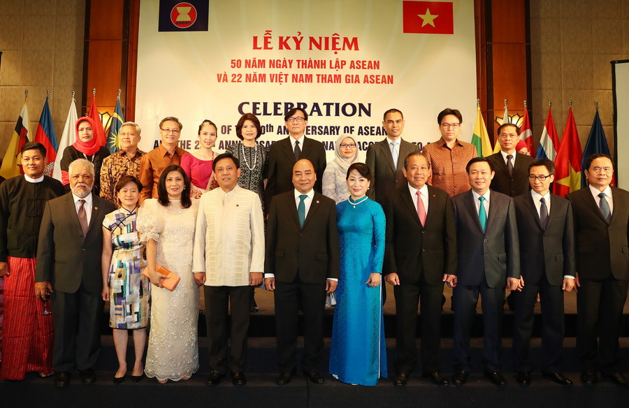 Thủ tướng Nguyễn Xuân Phúc chụp ảnh chung với các đại biểu. (Ảnh: Thống Nhất/TTXVN)