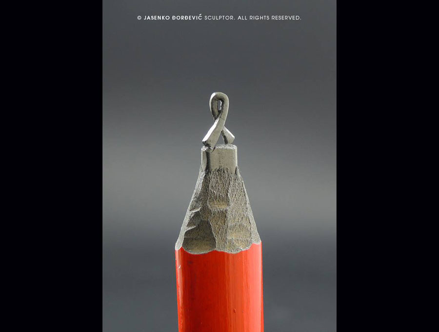 Chỉ với một con dao cắt giấy và cái đục nhỏ, ông đã tạo các tác phẩm nghệ thuật siêu nhỏ. (Nguồn: RT)