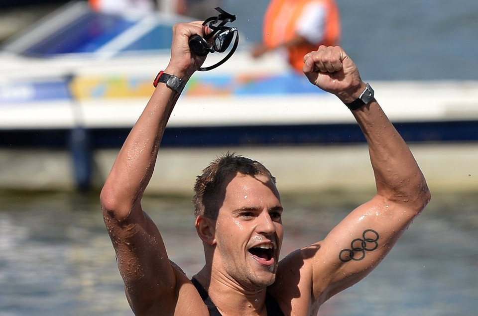 Vận động viên Richard Weinberger (Canada) hoàn thành vòng bơi 10m ở FINA 16. (Nguồn: Sputniknews)