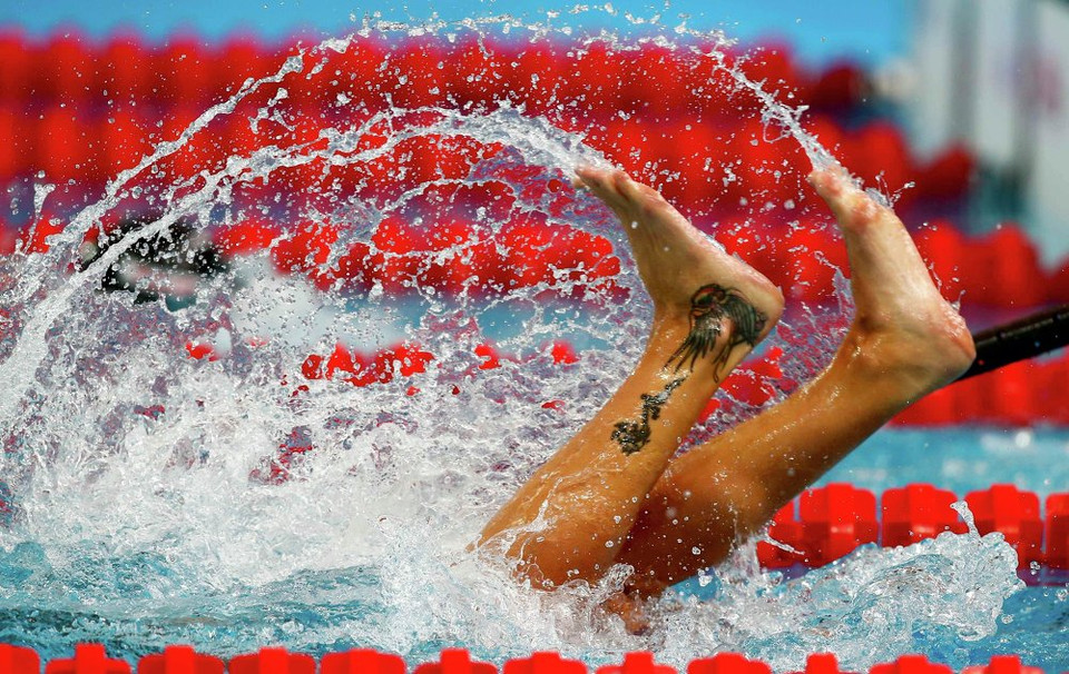 Vận động viên Federica Pellegrini (Italy) lộn vòng trong phần thi bơi tự do 200m nữ ở Thế vận hội dưới nước. (Nguồn: Sputniknews)