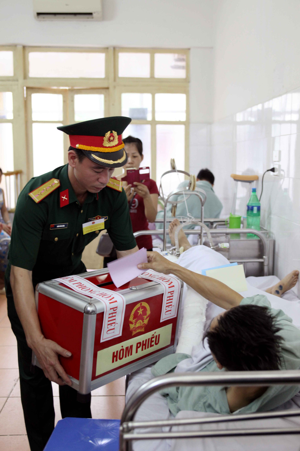 Ông Phạm Văn Thủy, Công tác tại Lữ đoàn 454, Chí Linh, Hải Dương đã chia sẻ những tâm tư nguyện vọng của bệnh nhân và mong muốn những đại biểu sau khi trúng cử sẽ có nhiều đóng góp cho ngành y tế cũng như quan tâm hơn nữa để nâng cao chất lượng công tác khám chữa bệnh. (Ảnh: Doãn Đức/Vietnam+)