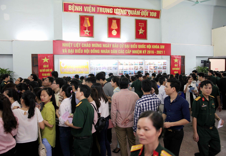 Đông đảo cán bộ, y bác sỹ và cử tri vãng lai tiến hành bỏ phiếu.(Ảnh: Doãn Đức/Vietnam+)