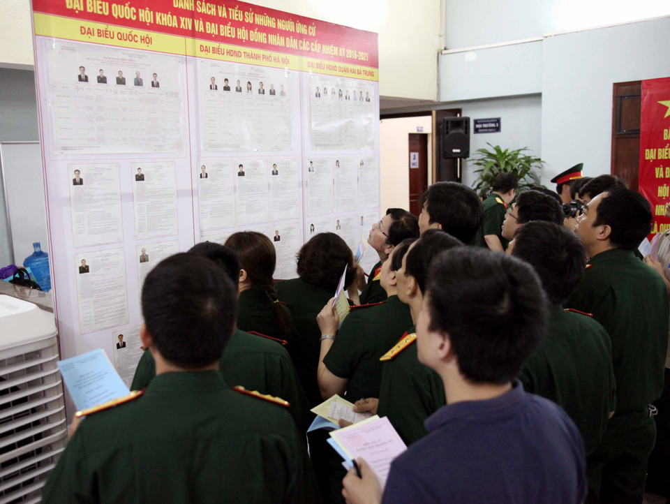 Các cán bộ theo dõi danh sách những người ứng cử đại biểu Quốc hội khóa XIV và Hội đồng nhân dân các cấp nhiệm kỳ 2016-2021.(Ảnh: Doãn Đức/Vietnam+)