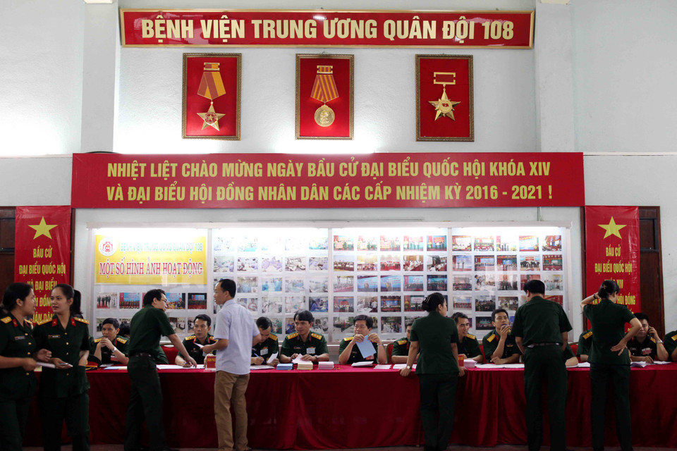Tại bệnh viện Quân y 108, đúng 7 giờ 00 phút tổ bầu cử của Bệnh viện đã tiến hành khai mạc với sự tham dự của đông đảo, cán bộ, y bác sỹ và cử tri vãng lai trước khi tiến hành bỏ phiếu. (Ảnh: Doãn Đức/Vietnam+)