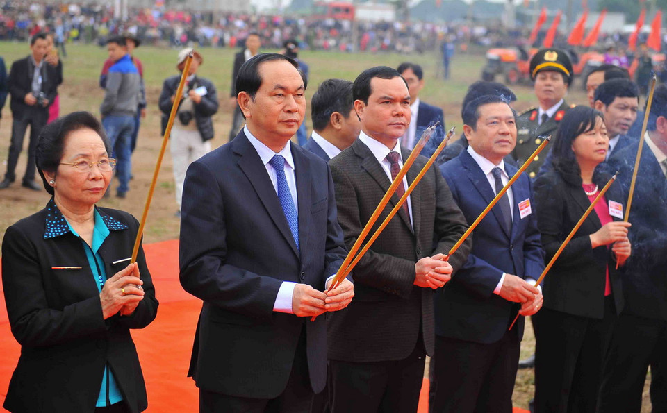 Chủ tịch nước Trần Đại Quang dâng hương tại lễ hội. (Ảnh: Minh Đức/TTXVN)