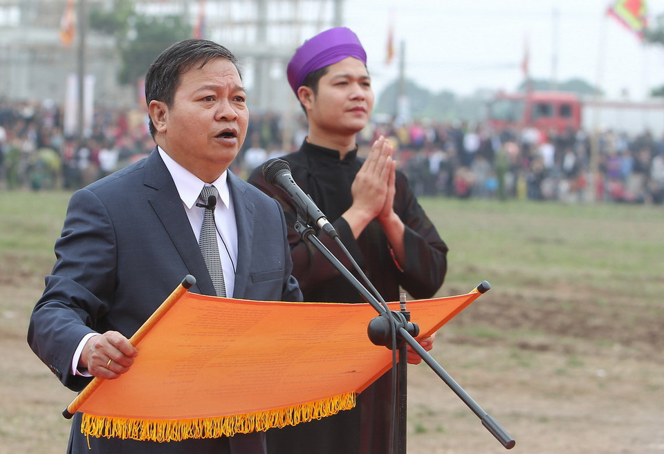 Chủ tịch Ủy ban Nhân dân tỉnh Hà Nam Nguyễn Xuân Đông đọc cẩn cáo tại lễ hội. (Ảnh: Quốc Khánh/TTXVN)